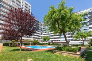 kompleks apartamentów z basenem i drzewami w obiekcie Calatrava by Alma Suites w Walencji