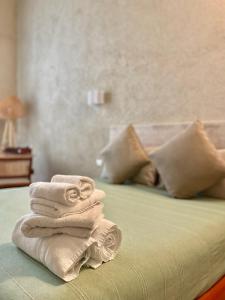 a pile of towels sitting on top of a bed at FUTURA ROOM&RELAX in Termoli