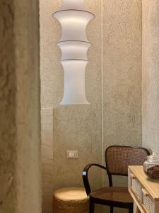 um lustre branco sobre uma mesa e cadeiras em FUTURA ROOM&RELAX em Termoli
