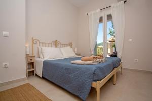 A bed or beds in a room at Cosmos Villas Spyridoula Még 27 kép