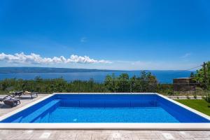 ein Swimmingpool mit Blick auf das Wasser in der Unterkunft Seaview Villa Roko in Sumpetar