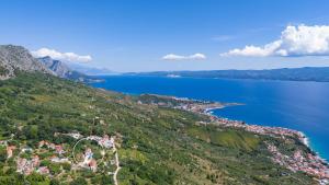 eine Luftansicht einer Stadt auf einem Hügel neben dem Wasser in der Unterkunft Seaview Villa Roko in Sumpetar