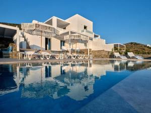 Bazén v ubytovaní La Vitalite Luxury Villa Mer in Paros alebo v jeho blízkosti + 37 fotografií