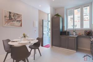Η κουζίνα ή μικρή κουζίνα στο Pino House l BB Apartments Trieste