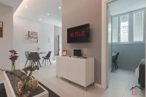 Μια τηλεόραση ή/και κέντρο ψυχαγωγίας στο Pino House l BB Apartments Trieste