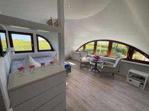 um quarto com uma cama, uma mesa e janelas em Ferienwohnung mit Meerblick - a68536 em Lübeck