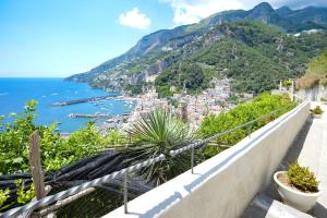 d'un balcon offrant une vue sur la côte amalfi. dans l'établissement Bellavista su Amalfi, à Amalfi