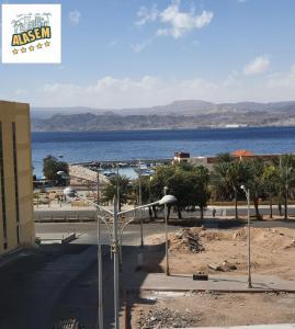 vista sull'oceano da un edificio con luce di strada di العاصم للشقق الفندقية ALASEM HOTEL APARTMENTS ad Aqaba