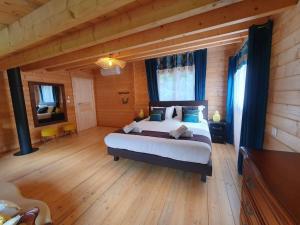 Katil atau katil-katil dalam bilik di Le chalet Péi
