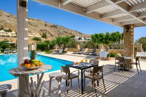Bazén v ubytování Celestial Lindos Suites nebo v jeho okolí