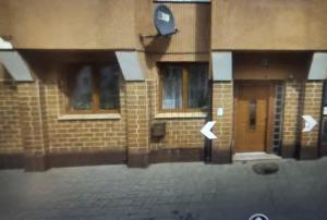 un bâtiment en briques avec une porte et une rue dans l'établissement APARTAMENT PRZY WYSPIE, à Darłowo