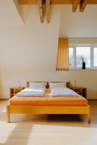 ein Schlafzimmer mit einem Bett mit einem orangefarbenen Bettrahmen in der Unterkunft Ferienhaus Emil in Meersburg
