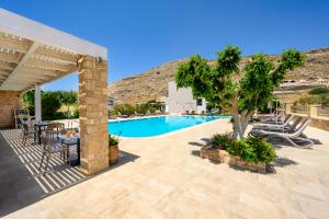 Bazén v ubytování Celestial Lindos Suites nebo v jeho okolí
