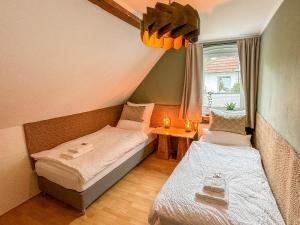 a small room with two beds and a window at Moor Feeling Apartments Worpswede in Worpswede