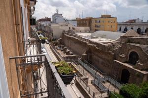 un balcón con algunas plantas en un edificio en Il Varco Antico, en Brindisi