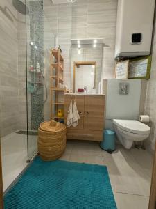 Ένα μπάνιο στο Cosy apartment Right in Cours Mirabeau