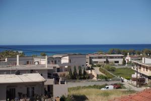 uitzicht op een stad met huizen en de oceaan bij Phaedra's Studios in Kolymbari in Chania