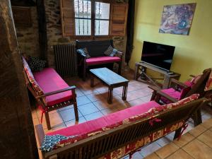 un soggiorno con sedie, divano e pianoforte di Casa Rural Los Soportales a Colina