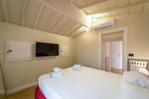 TV a/nebo společenská místnost v ubytování Residenza d'Epoca White Room + 96 fotografií