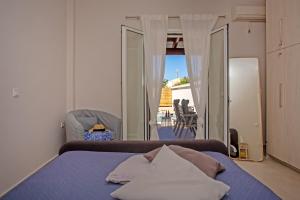 アギオス・ゲオルギオスにあるCosmos Villas Angelinaのベッドルーム1室(ベッド1台付)が備わります。バルコニーの景色を望めます。