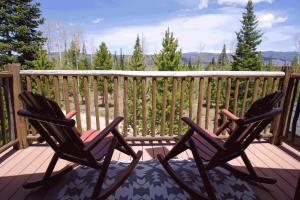 twee stoelen op het terras van een veranda bij Miles Behind Log Cabin in Fraser