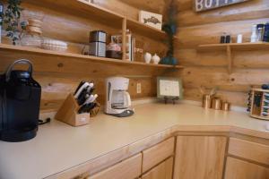 een keuken met een aanrecht met een koffiezetapparaat bij Miles Behind Log Cabin in Fraser