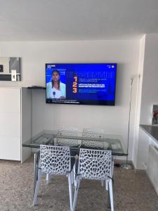 TV in/ali zabaviščno središče v nastanitvi Apparemment vue mer avec parking