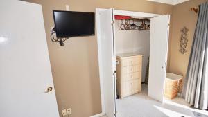 Μια τηλεόραση ή/και κέντρο ψυχαγωγίας στο 3 Palms Both Sides