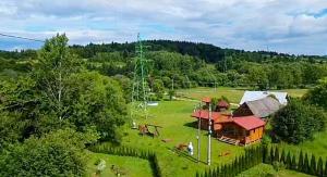 eine Luftansicht eines Hauses auf einem Feld in der Unterkunft Domek nad Olszanka in Olszanica