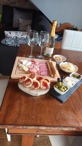 una mesa con una bandeja de comida y copas de vino en Villa Celeste, en Murazzo 51 fotos más