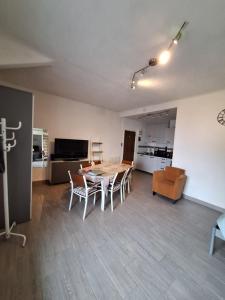 Η κουζίνα ή μικρή κουζίνα στο Grand Studio rénové, tout confort, belles prestations - Résidence du Bois de l'Ours +14 φωτογραφίες