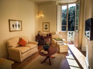 a living room with two chairs and a table at Hotel Villa Casanova in Lucca