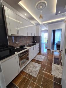 Kuchyň nebo kuchyňský kout v ubytování Modern Apartment by the Beach Fishta Q5 23
