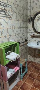 bagno con sedia verde e lavandino di CASA RURAL EL TEJAR a San Clemente