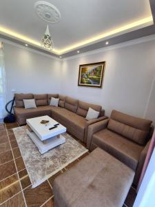 Posezení v ubytování Modern Apartment by the Beach Fishta Q5 23 + 13 fotografií