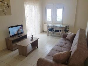 カト・ダラトソにあるRias Sea View Apartmentのリビングルーム(ソファ、テーブル付)