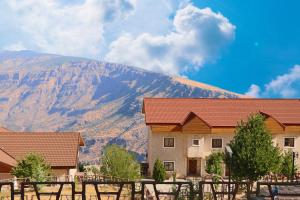 Pemandangan gunung umum atau pemandangan gunung yang diambil dari resort