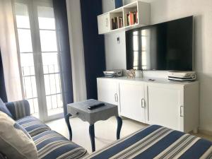 A television and/or entertainment centre at Apartamento DUPLEX CRUZ DEL MAR