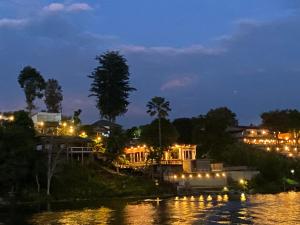 a city at night with lights on a river at ฟอเกตมีนอต สังขละบุรี in Sangkhla Buri