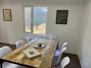 En generel udsigt til bjerge eller udsigt til bjerge taget fra villaen