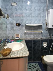 Koupelna v ubytování Luxury Condo Sidi Bishr, Behind Mahrousa Hotel + 10 fotografií