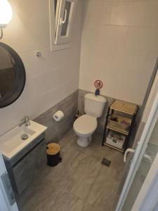A bathroom at ēnNĒ Studios for Views & Tranquility