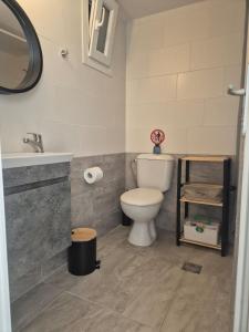 A bathroom at ēnNĒ Studios for Views & Tranquility