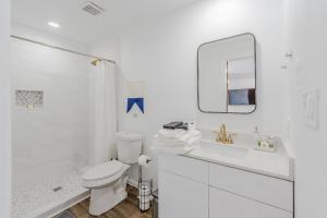 Ένα μπάνιο στο Little Elm 52 Miles to Fifa Stadium Modern Cottage Fire Pit Pet Ok by Vacation Your Way