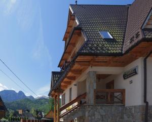 a building with a roof with wooden beams at Pokoje Gościnne Pod Giewontem in Zakopane