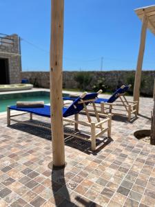 zwei Liegestühle neben einem Pool in der Unterkunft Le Reel Kaouki in Essaouira