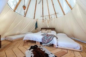 Camping Torre de la Mora في تاماريت: غرفة بسريرين في خيمة
