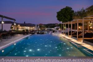 佩弗奇Altamar Hotel的夜间大型游泳池,灯光照亮