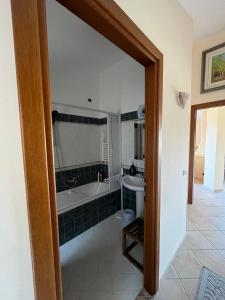 Venti di Vacanza - Levante & Grecale في أولبيا: حمام مع حوض ومغسلة