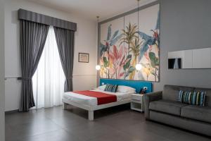 ナポリにあるHotel San Micheleのベッドルーム(ベッド1台、ソファ付)
